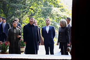 Xi Joins Macron in Chengdu on Rare Trip Outside Beijing