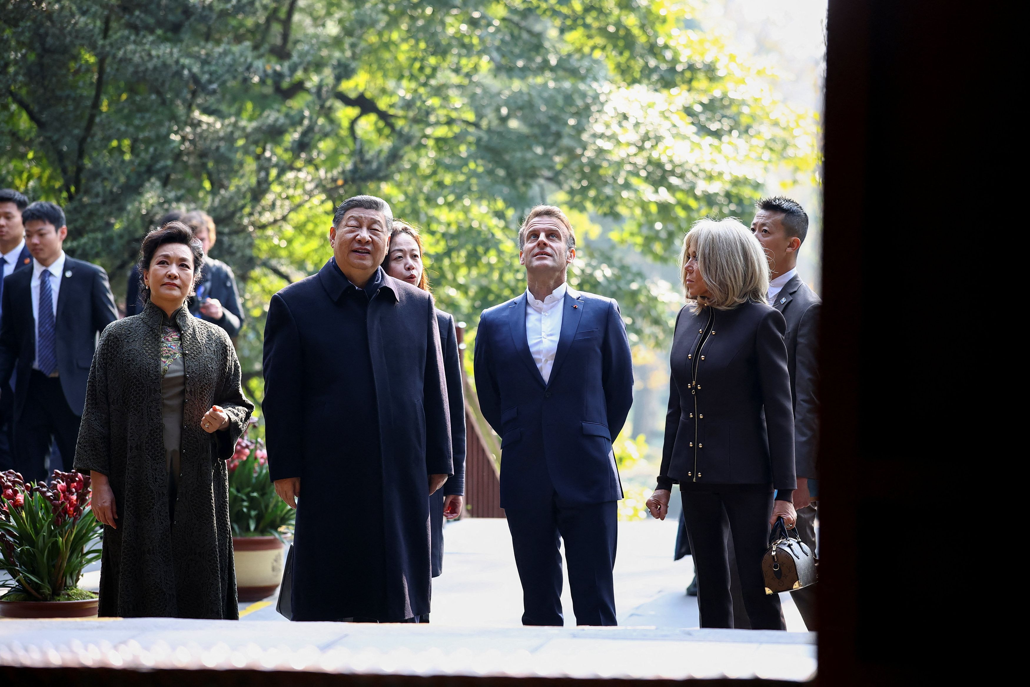 Xi Joins Macron in Chengdu on Rare Trip Outside Beijing