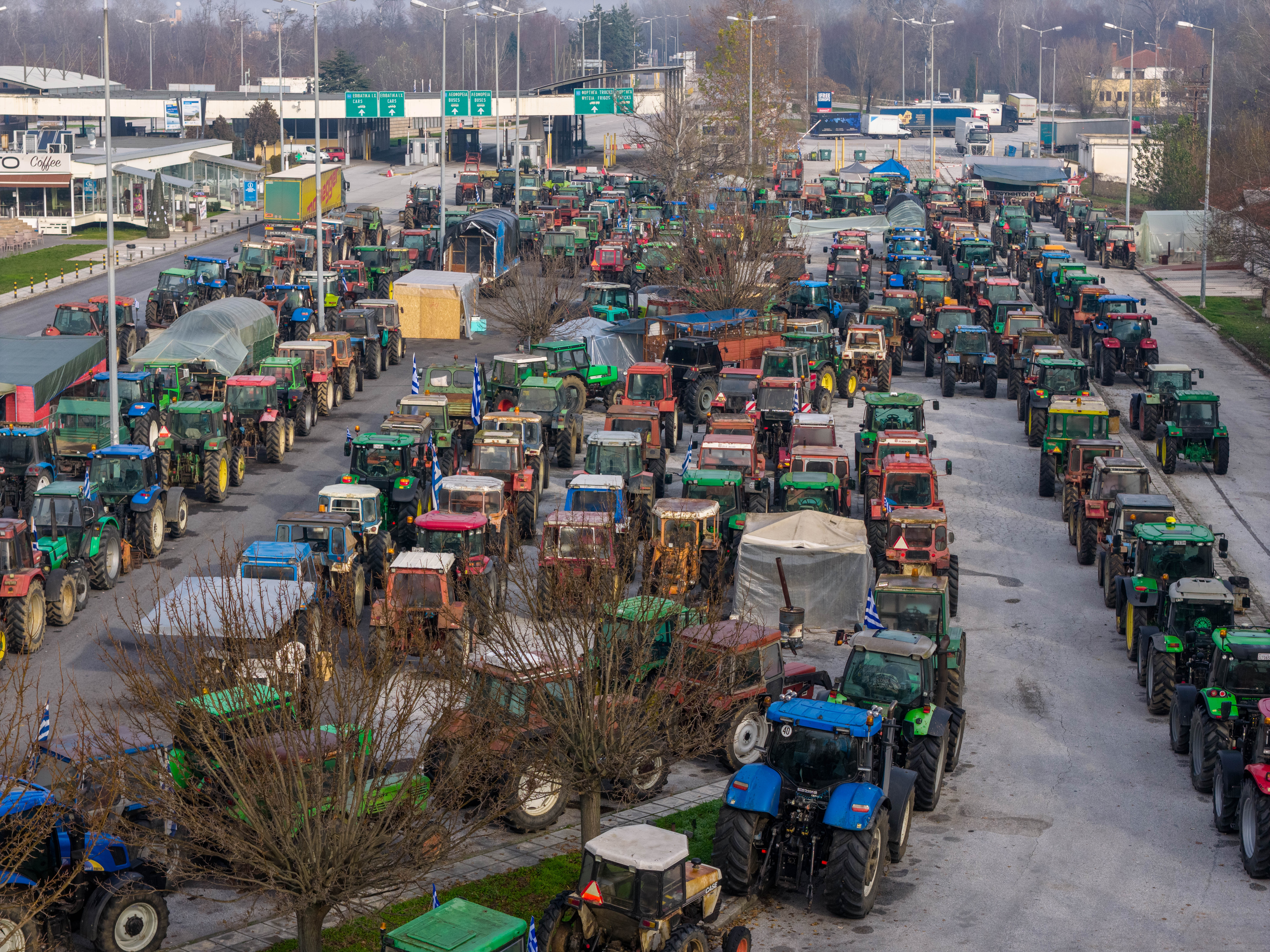 Greek Farmers Step Up Pressure, Pledge to Keep Roads Open for Christmas