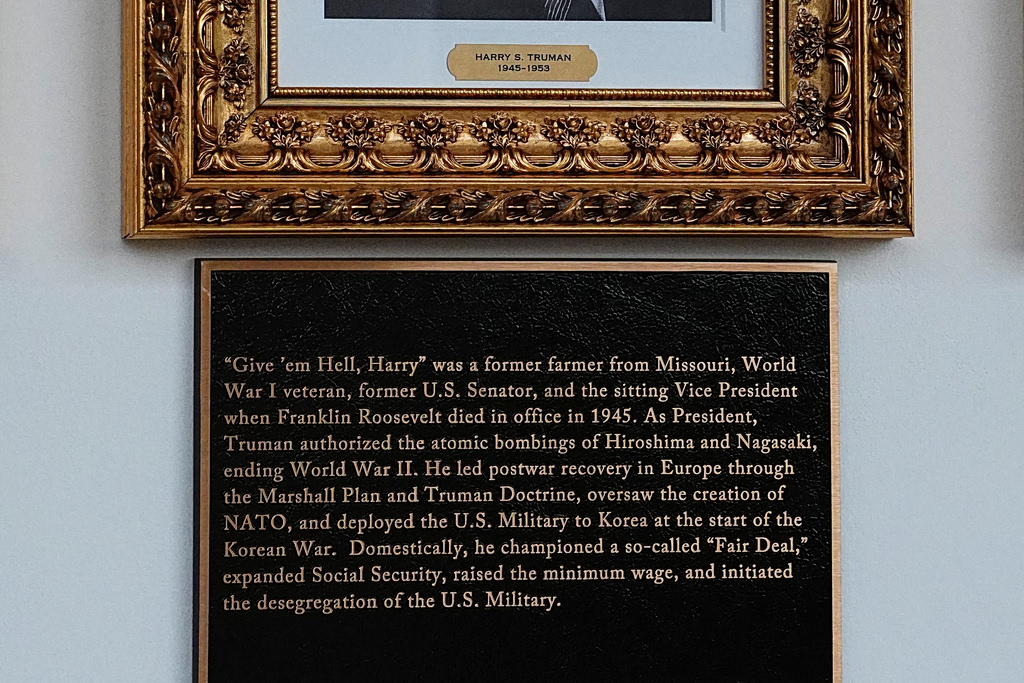 trump plaque white house