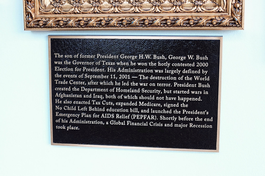 trump plaque white house