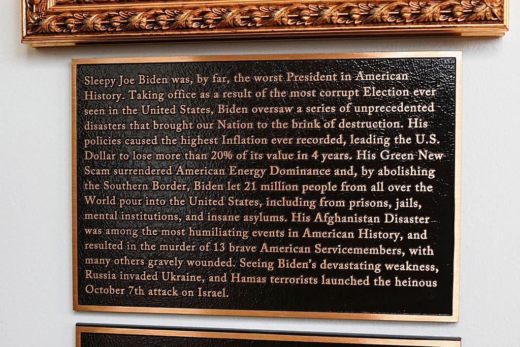 trump plaque white house