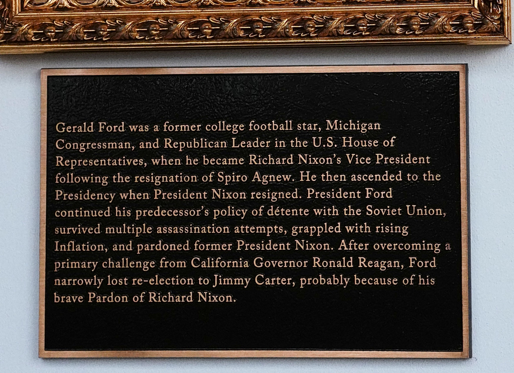 trump plaque white house