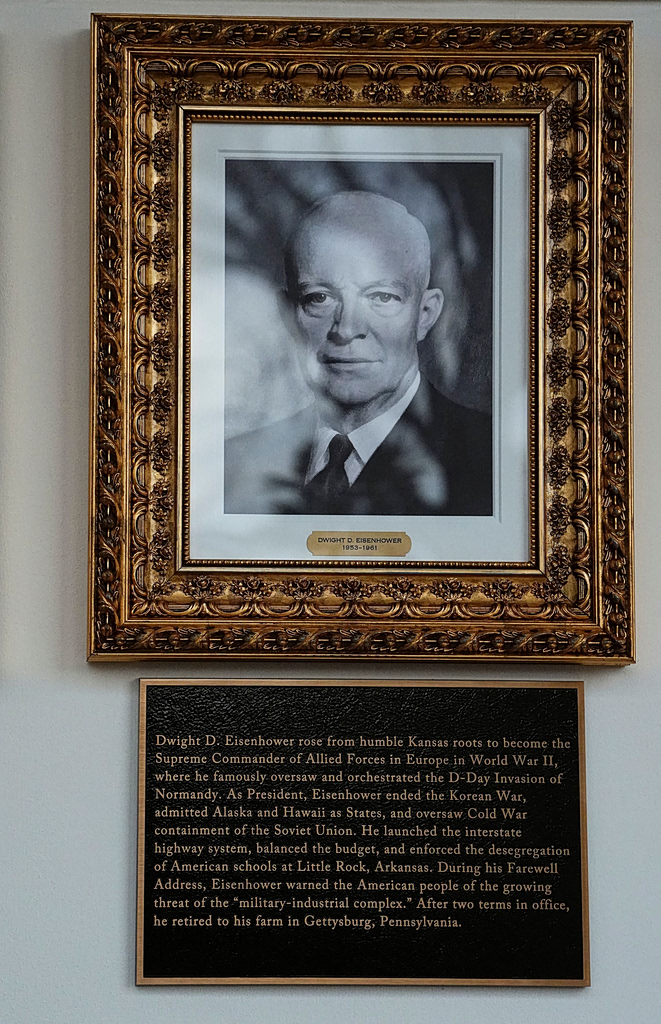 trump plaque white house