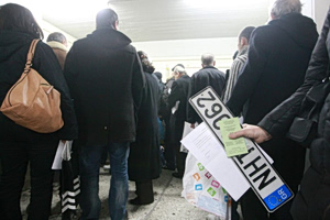 Athens Returns Confiscated License Plates Ahead of Christmas Travel