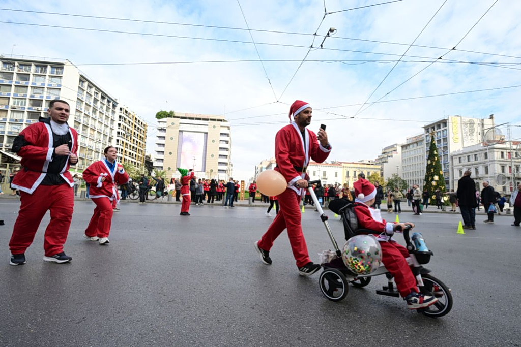 Athens Turns Red as More Than 1,000 Santas Take Over the Streets