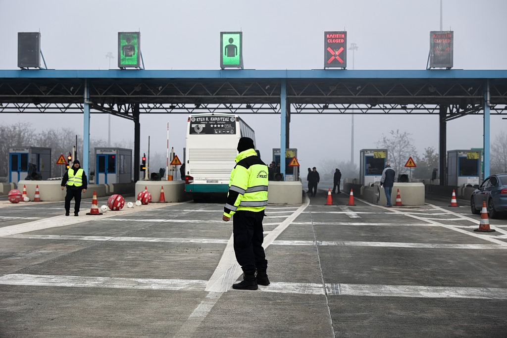 Greek Police Warn of Accident Risks Near Farmer Road Blockades