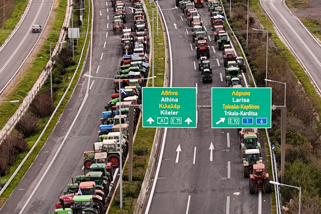 Farmers, Police Clash After Holiday Traffic Chaos on Greek Highways