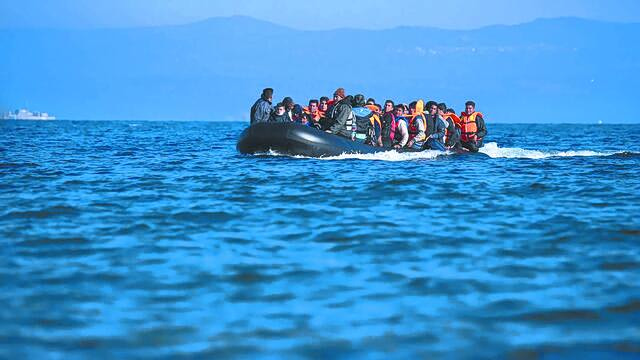 Over 400 Migrants Rescued South of Crete in 3 Operations