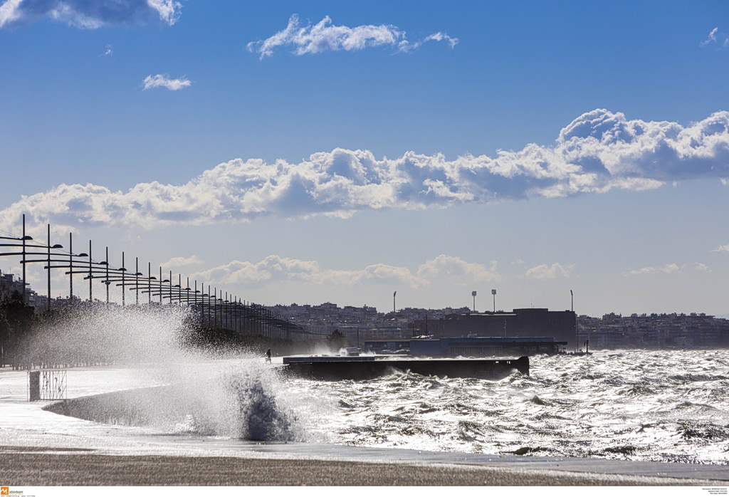 Strong Winds Sweep Northern Greece as Temperatures Remain Seasonal