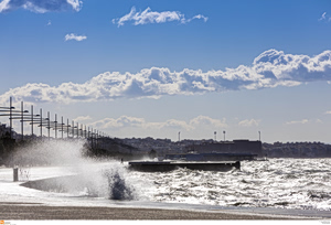 Strong Winds Sweep Northern Greece as Temperatures Remain Seasonal
