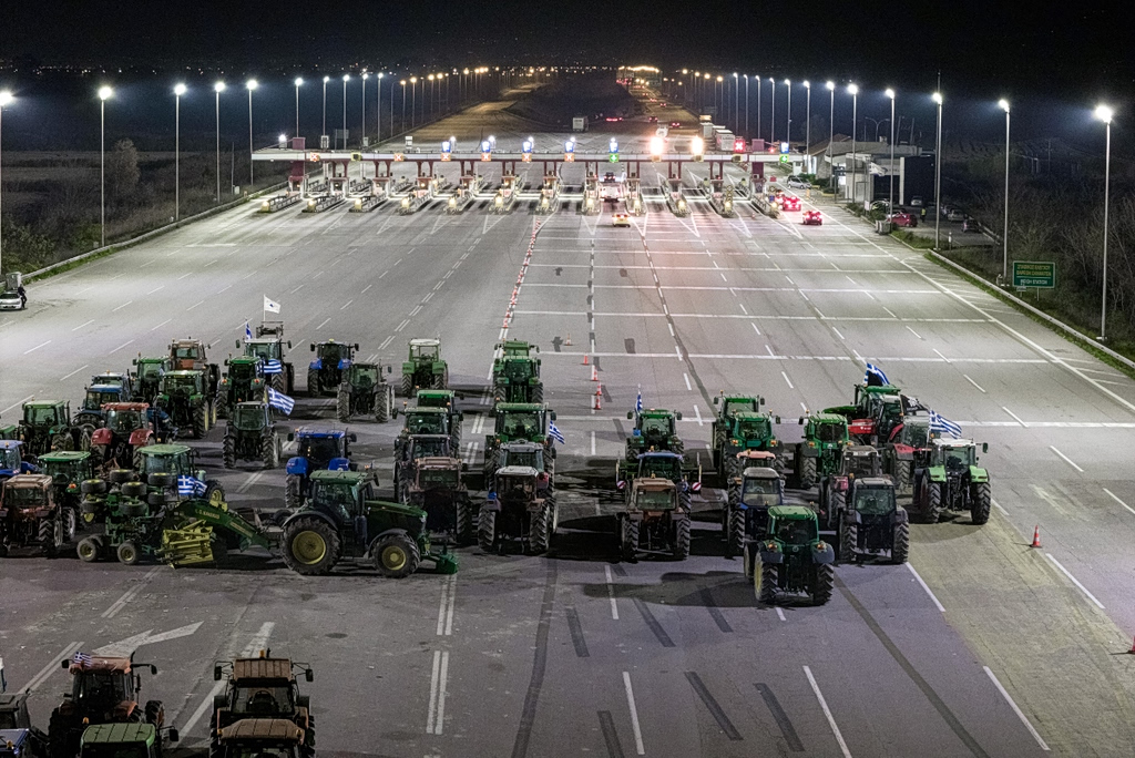 Farmers’ Road Blockades Split Greece Ahead of New Year