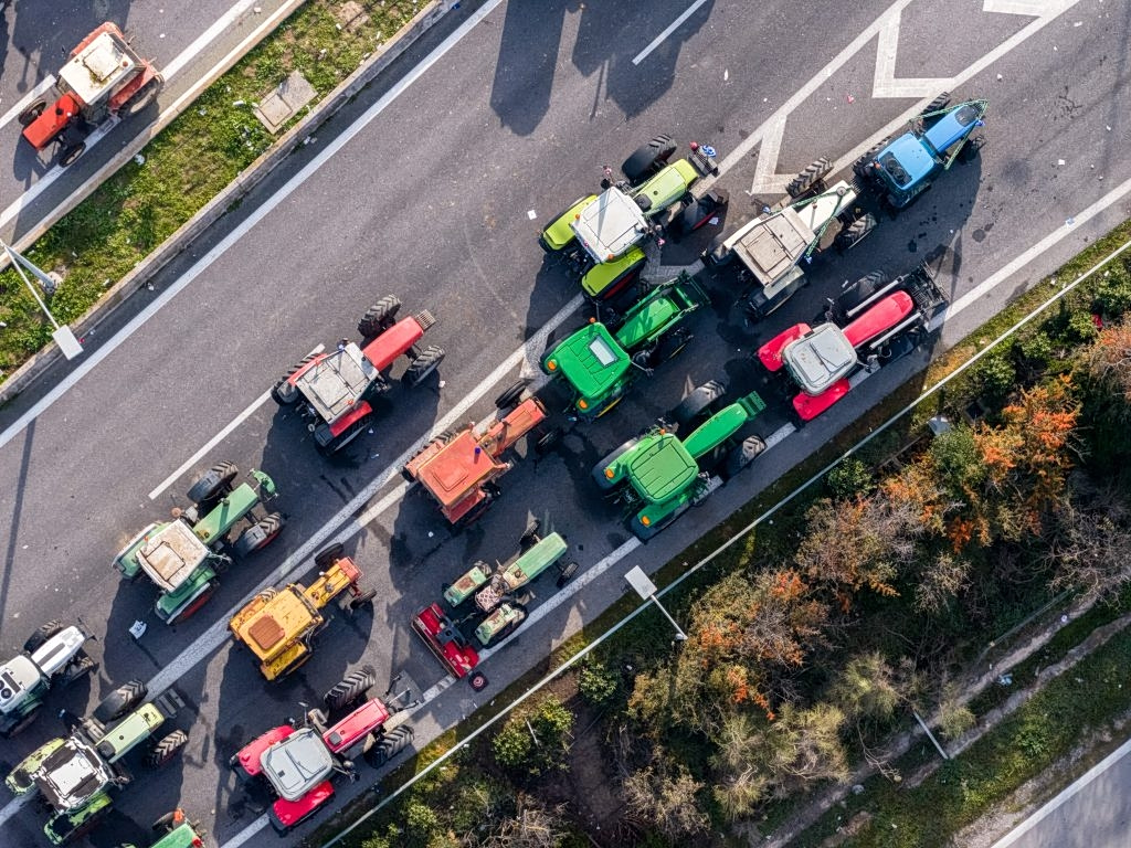 Protesting Farmers Expected to Decide on Sun. Over Further Roadblocks