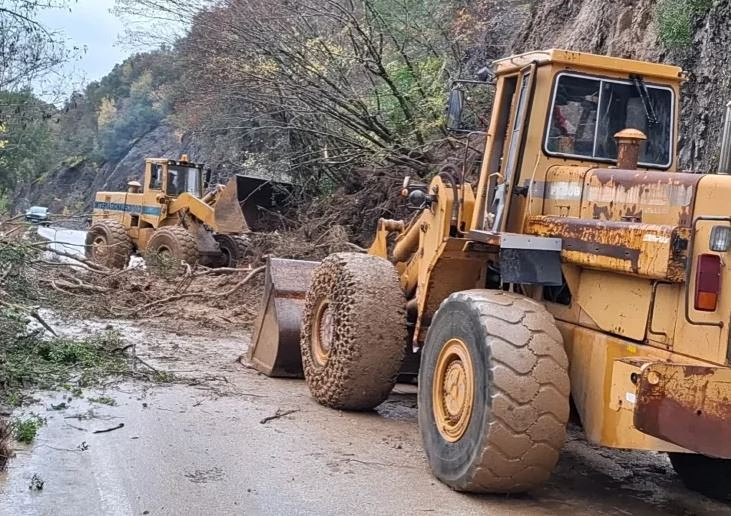 Heavy Rain Hits Tzoumerka, Causing Road and Power Disruptions