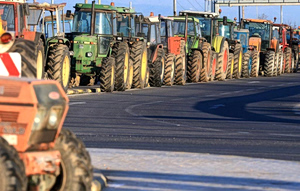 Greek Farmers Reject Gov’t Measures, Threaten to Keep Road Blockades