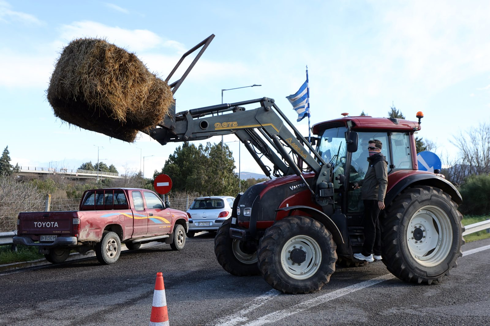 Greek Farmers Block Major Highways, Threaten 96-Hour Strike
