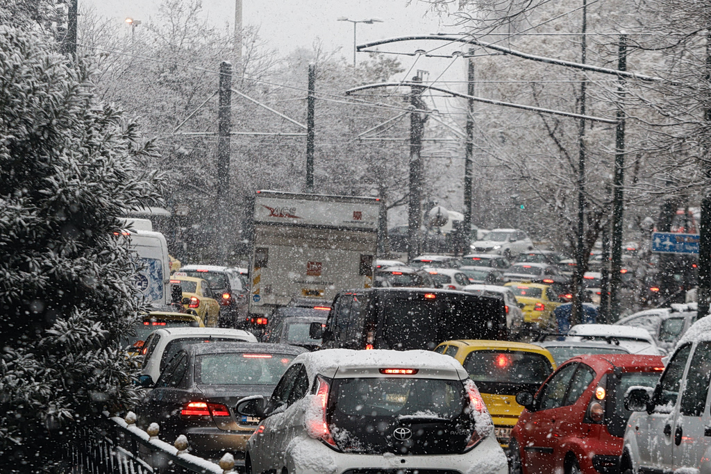 Meteorologist Warns of Snow and ‘White Surprises’ This Weekend