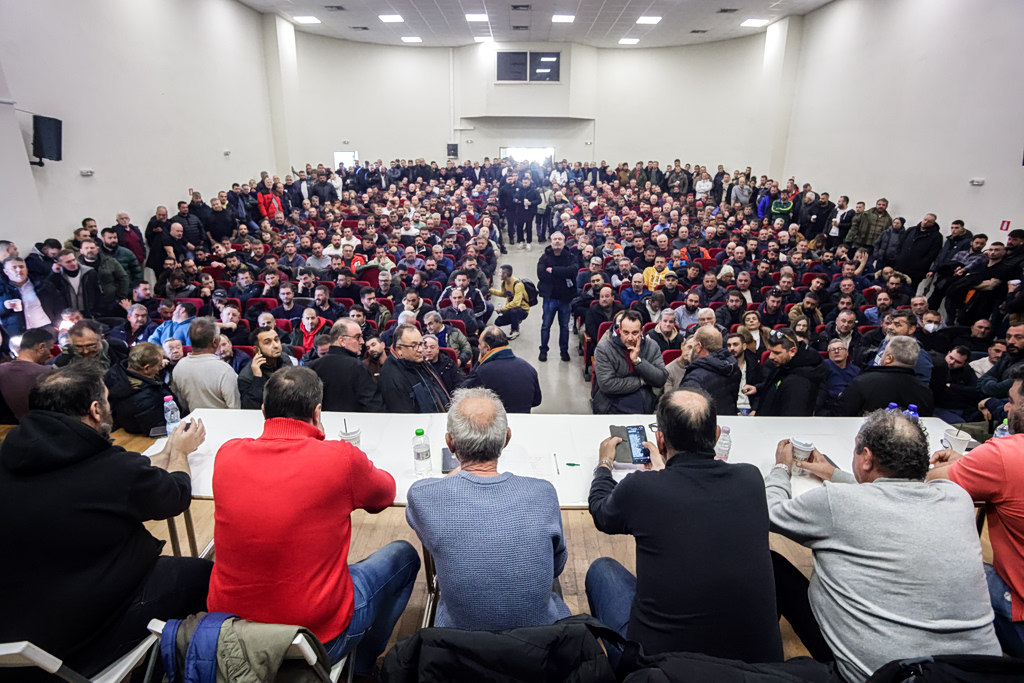 Greek Farmers Hold Nationwide Conference Ahead of Crucial Talks With Government