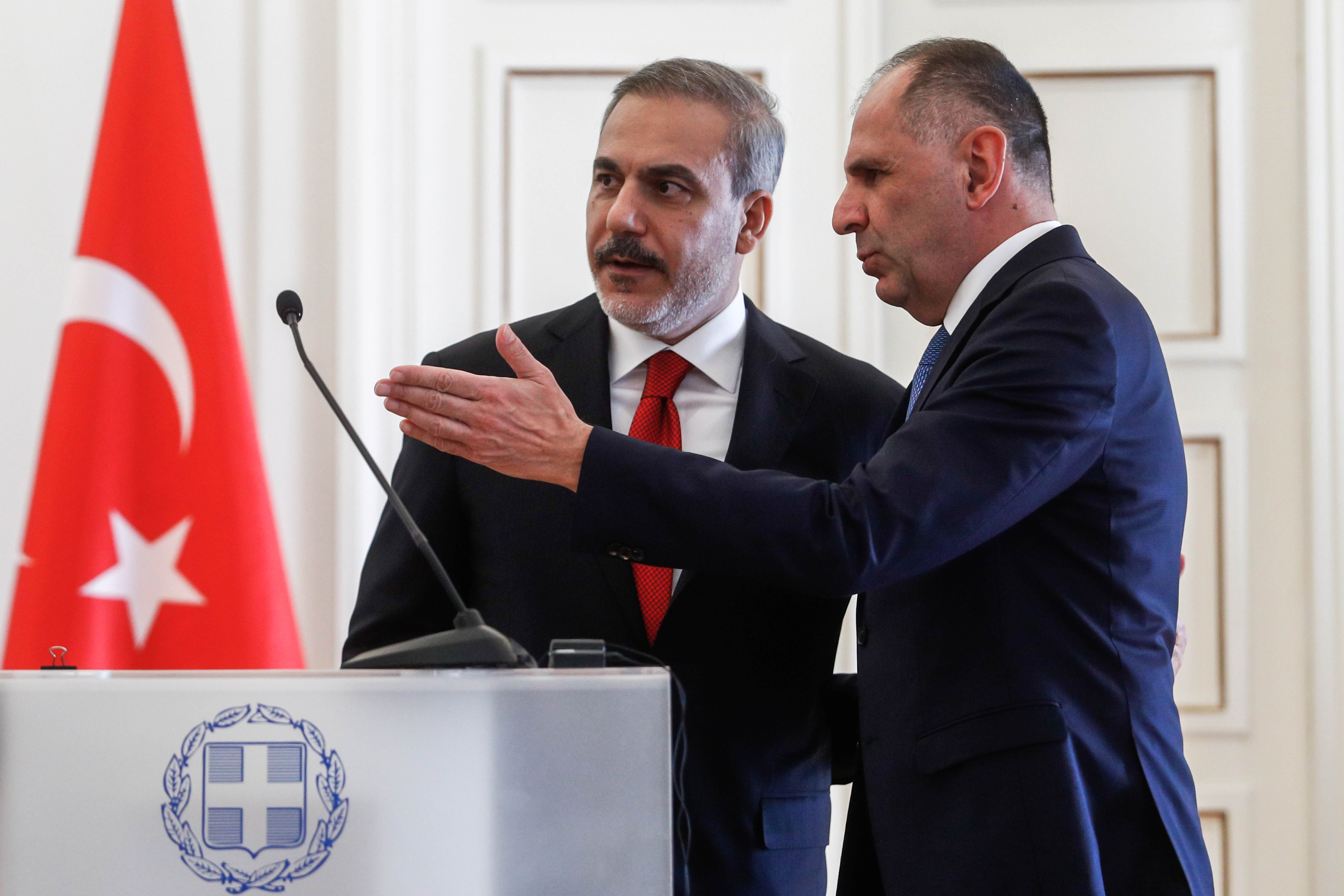 Greek, Turkish FM Discuss Bilateral Issues in Call on Mon.