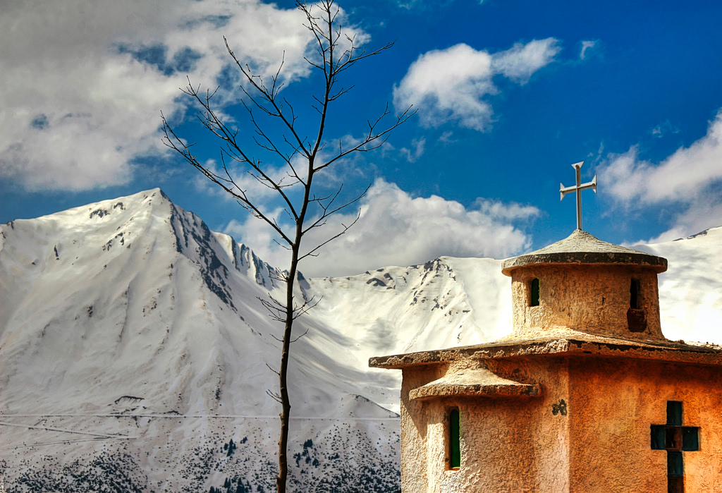 Heavy Snowfall Exceeds 30cm in Central Greece Town of Mouzaki