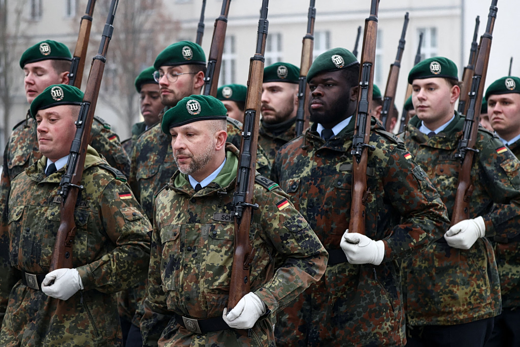 Spain Calls for EU Joint Army Amid Greenland Tensions