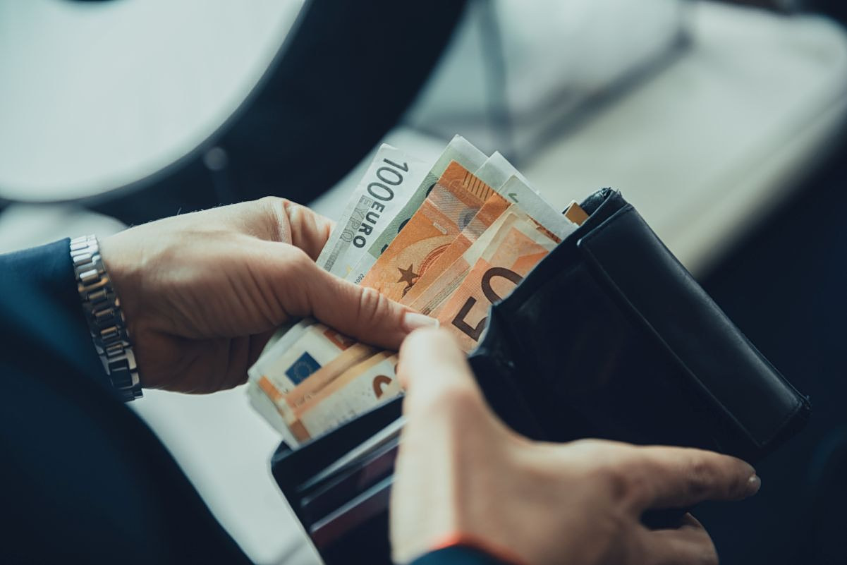 Growth Without Pay: Greece’s Lingering Wage Gap with Europe