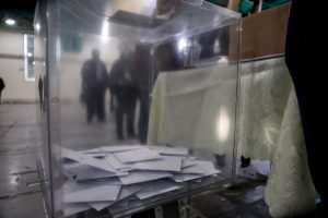 As Time Runs Out, New Democracy Weighs Reshuffle, Early Elections