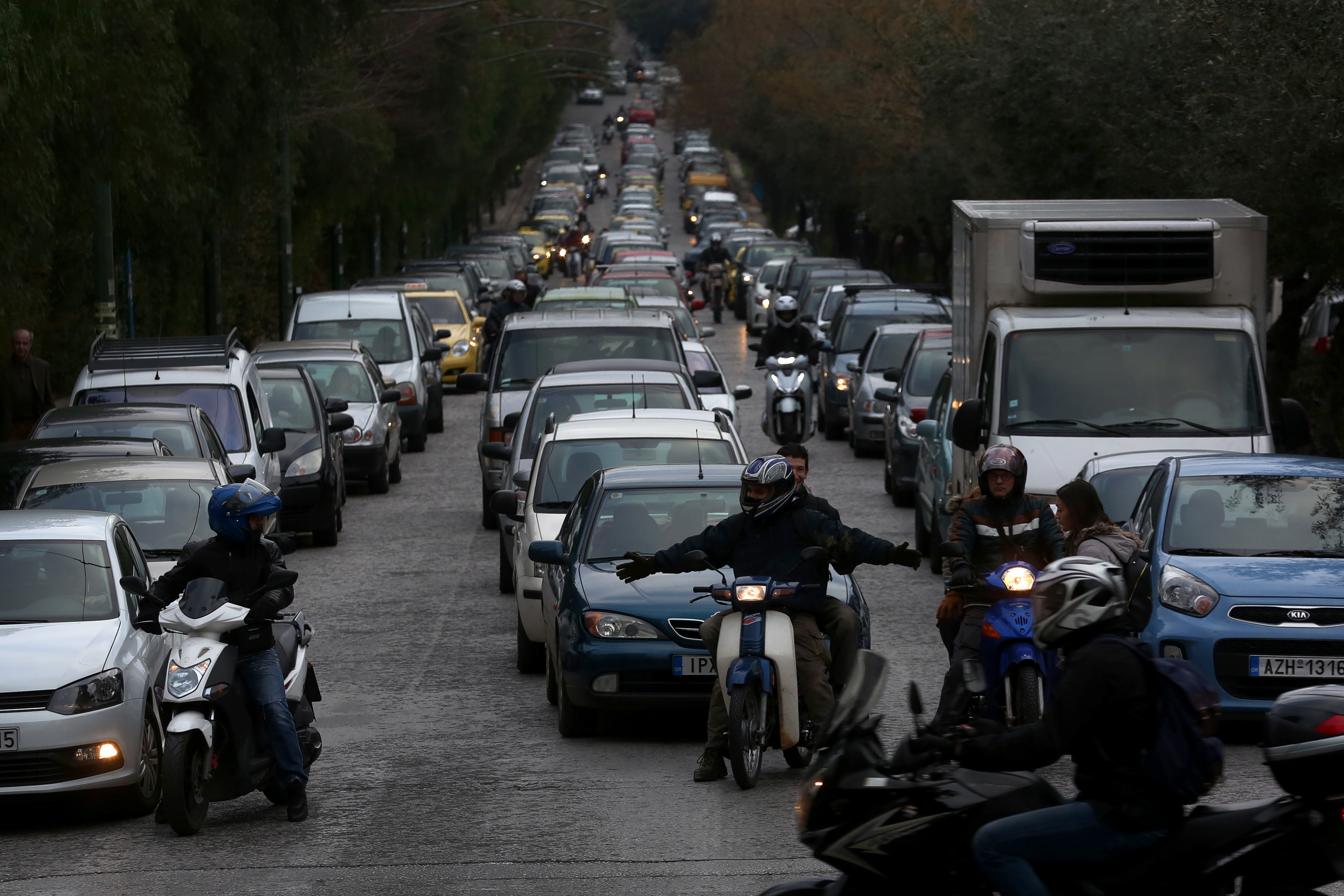Greek PM Reviews Measures to Tackle Athens Traffic Gridlock