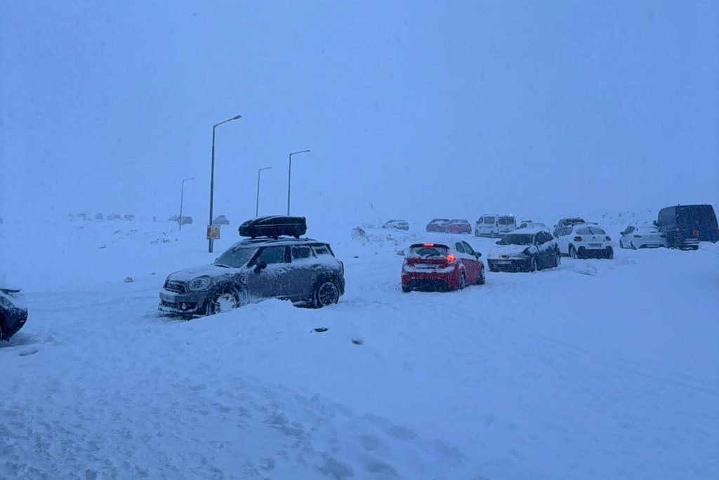 100 Visitors Trapped at Ski Resort Amid Heavy Snow