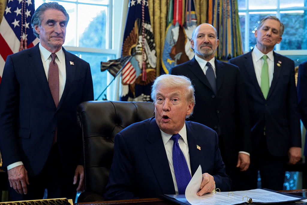 Trump’s Midterm Election Strategy: Control the Ballot and Clash with States