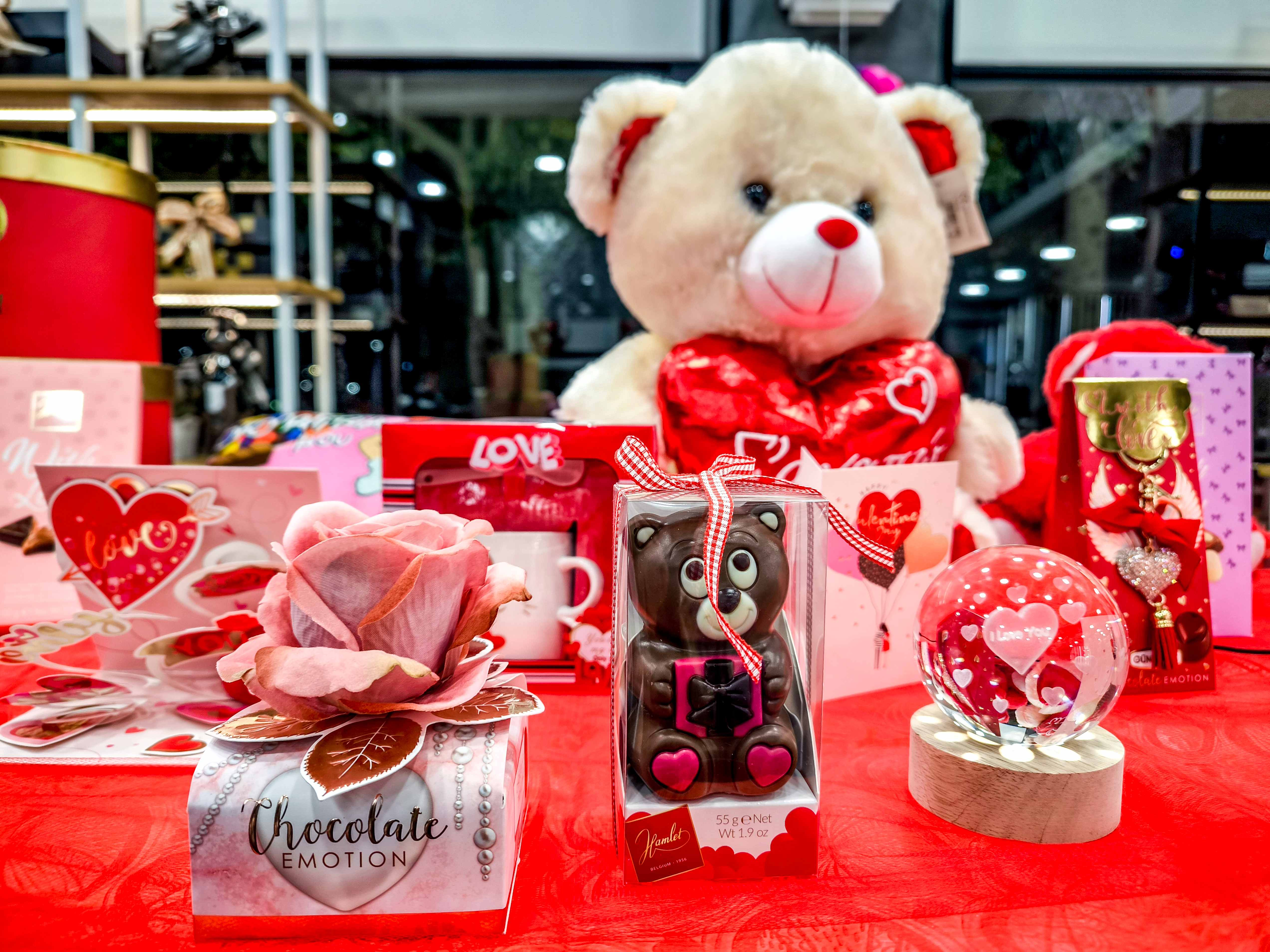 Valentine’s Day Shopping in Greece Dominated by Apparel, Footwear Sales