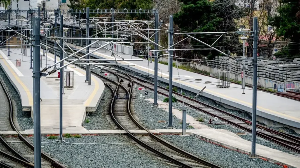 Video Footage Shows Suspect Brazenly Stealing Rail Cables