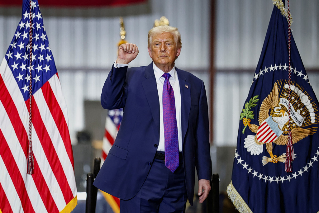 Trump Weighs Initial Limited Strike to Force Iran Into Nuclear Deal