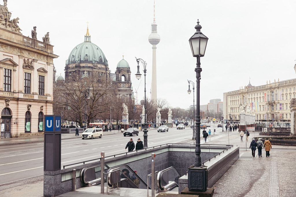 Americans Are Leaving the U.S. in Record Numbers