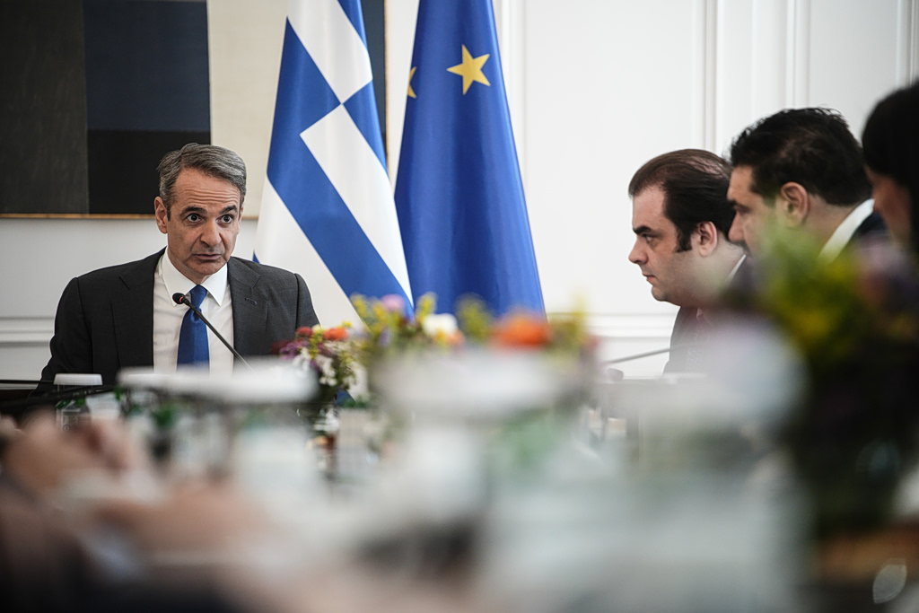 Mitsotakis Fires Back at Samaras Over Energy
