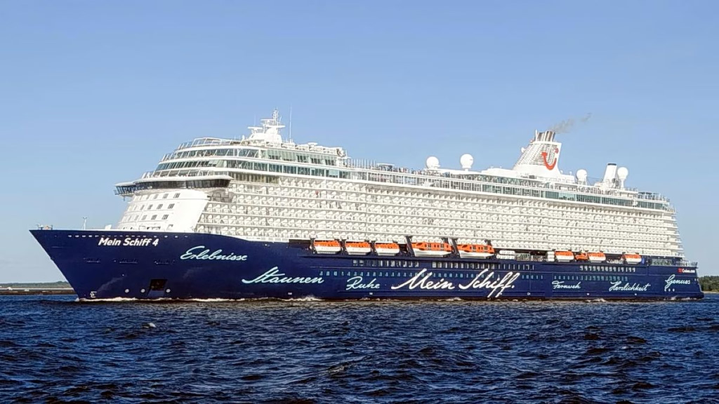 Greeks Stranded on Cruise Ships in Persian Gulf Amid Conflict
