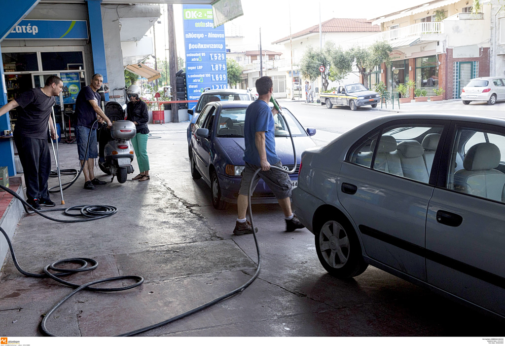 Motorists Rush to Pumps as Greece Considers New Fuel Subsidy