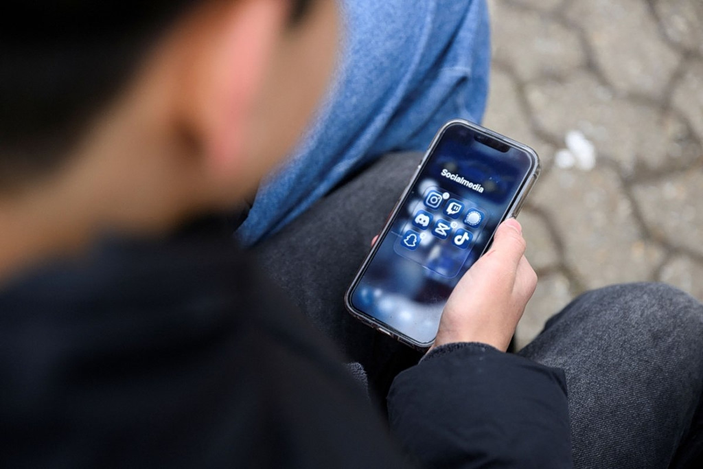 Free Cell Phone Service for Users in Mideast With Greece-Based Providers