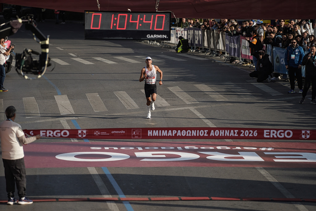 Thousands take part in Athens Half Marathon 2026