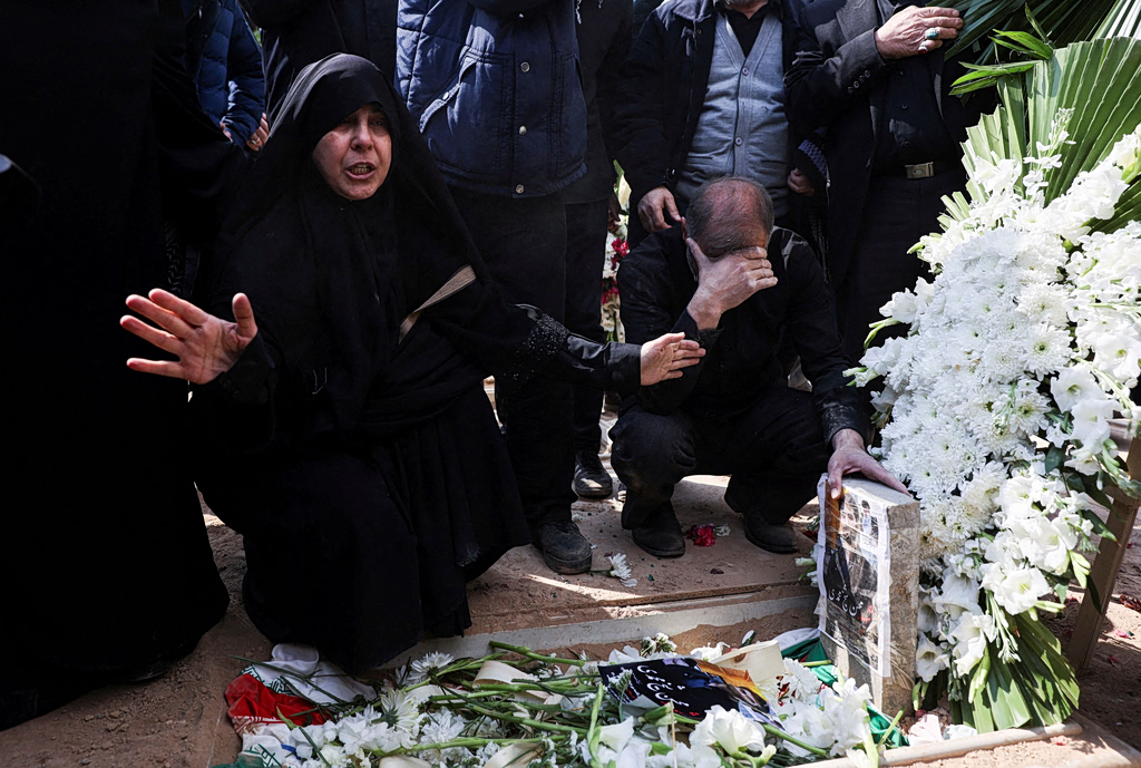 Iran Threatens Oil Blockade as Trump Warns of Escalation