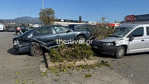 Driver, 91, in Thessaloniki Hits 9 Cars, 2 Individuals in Parking Lot