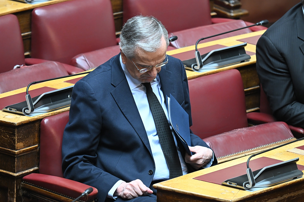 Samaras, Papastavrou Clash in Parliament Over Chevron Deal