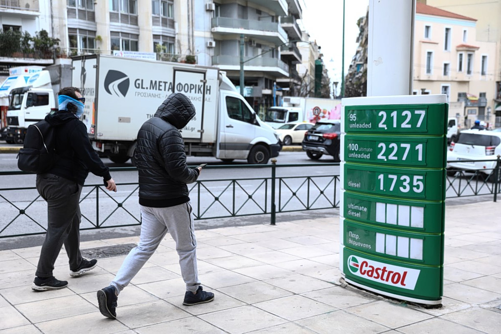 Fuel Prices in Athens Area Break €2 Threshold