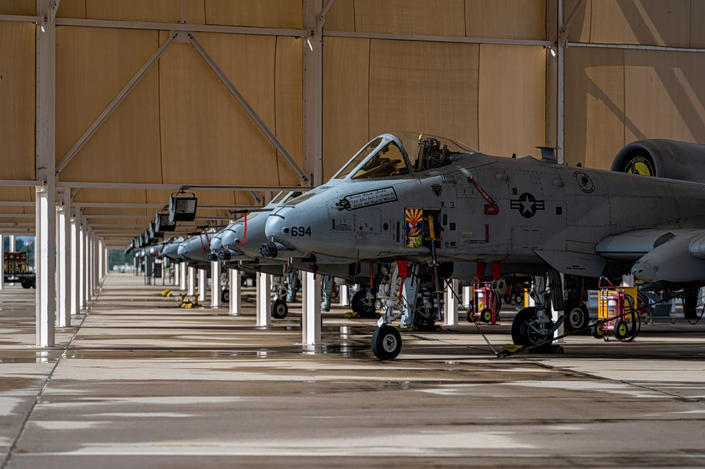 U.S. War Planes and Helicopters Kick Off Battle to Reopen Hormuz