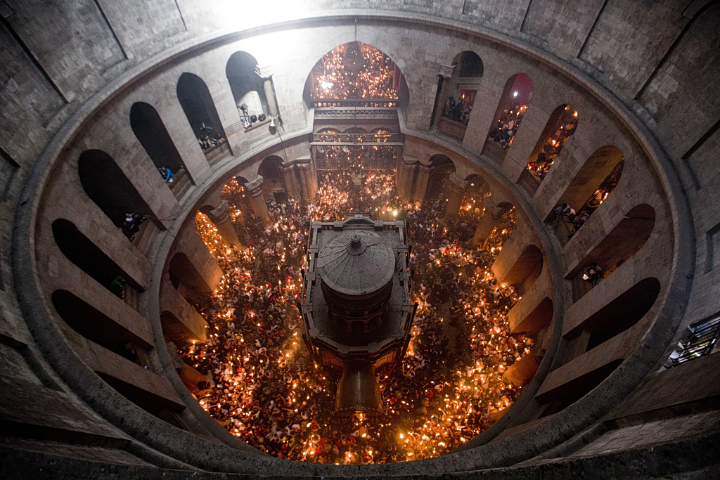 Foreign Ministry Working to Bring Holy Fire to Greece Despite War