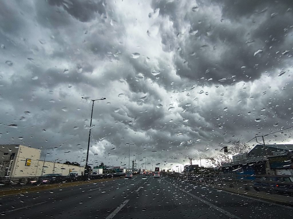 Storm Erminio Sweeps Greece: Red Alerts, Flood Warnings in Force