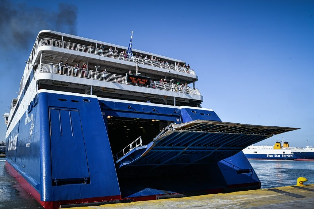 Anchor Entanglement Prevents Ferry from Departing Paros