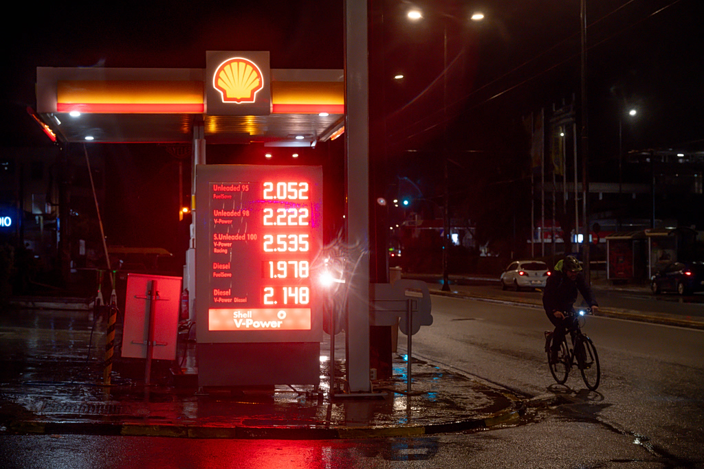 Fuel Prices Stay Above €2 in Greece