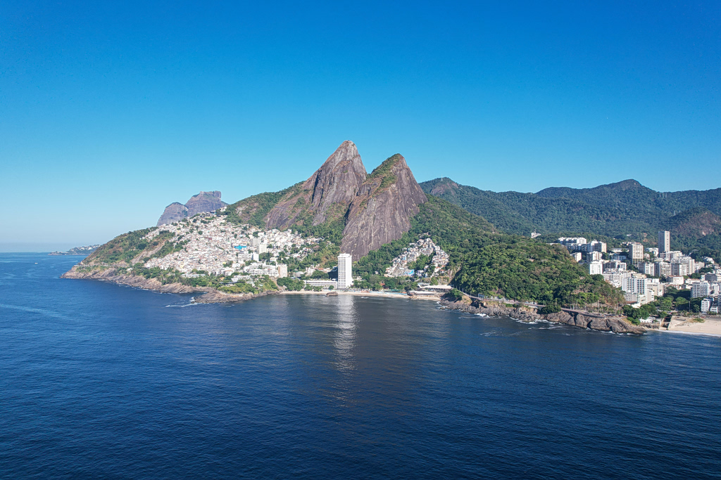 Rio de Janeiro: Over 200 Tourists Trapped on Hilltop