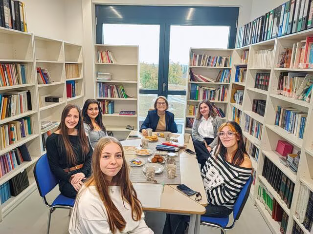 Vassilia Triarchi-Hermann in TO BHMA: “The Greek schools of Bavaria have offered a great deal”